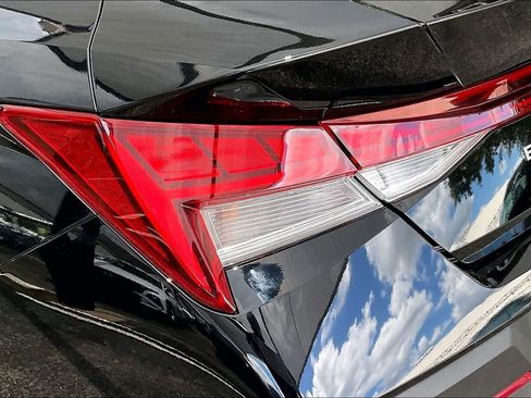 Used 2025 Hyundai Elantra Hybrid FWD image 28