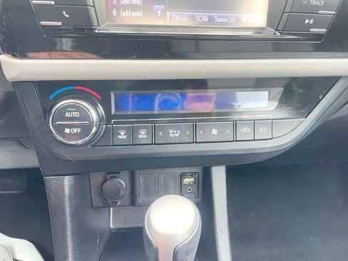 Used 2015 Toyota Corolla LE FWD image 26