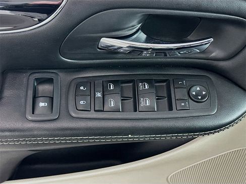 Used 2019 Dodge Grand Caravan SXT image 18