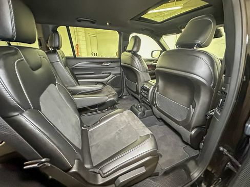 Used 2024 Jeep Grand Cherokee L Altitude AWD/4WD image 32