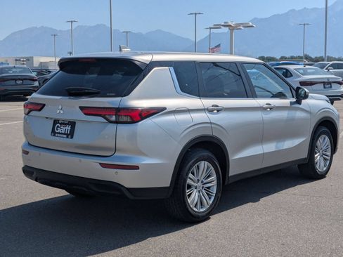 Used 2024 Mitsubishi Outlander ES AWD/4WD image 3