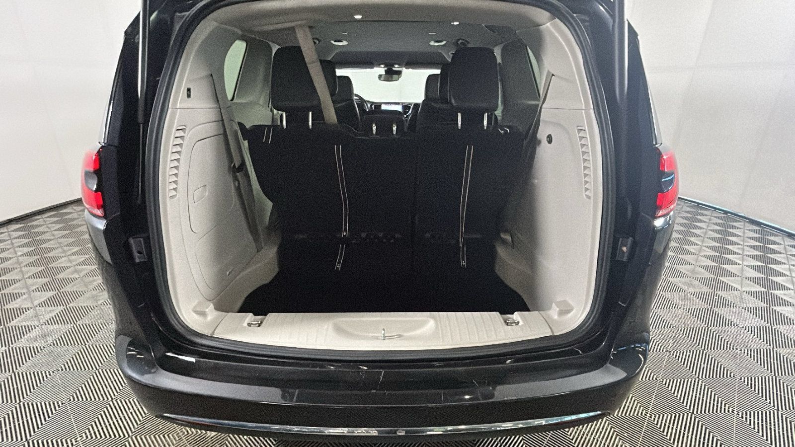 Used 2023 Chrysler Pacifica Touring-L FWD image 31