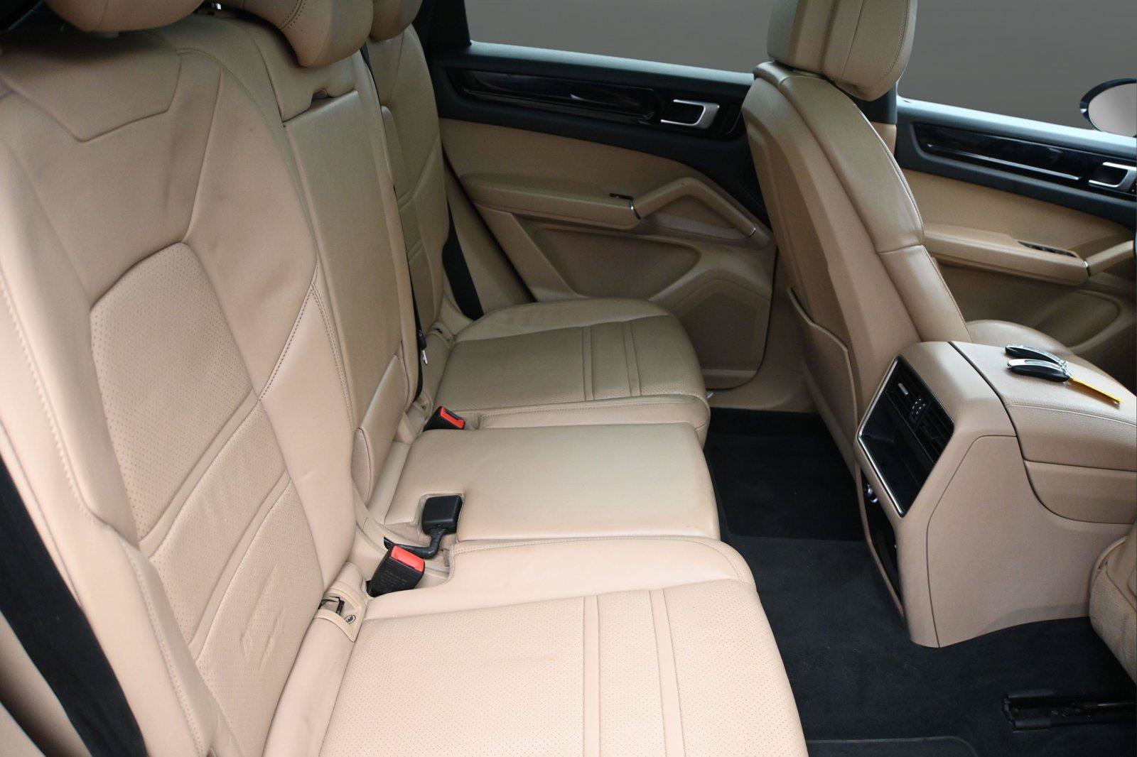 Used 2021 Porsche Cayenne AWD/4WD image 19