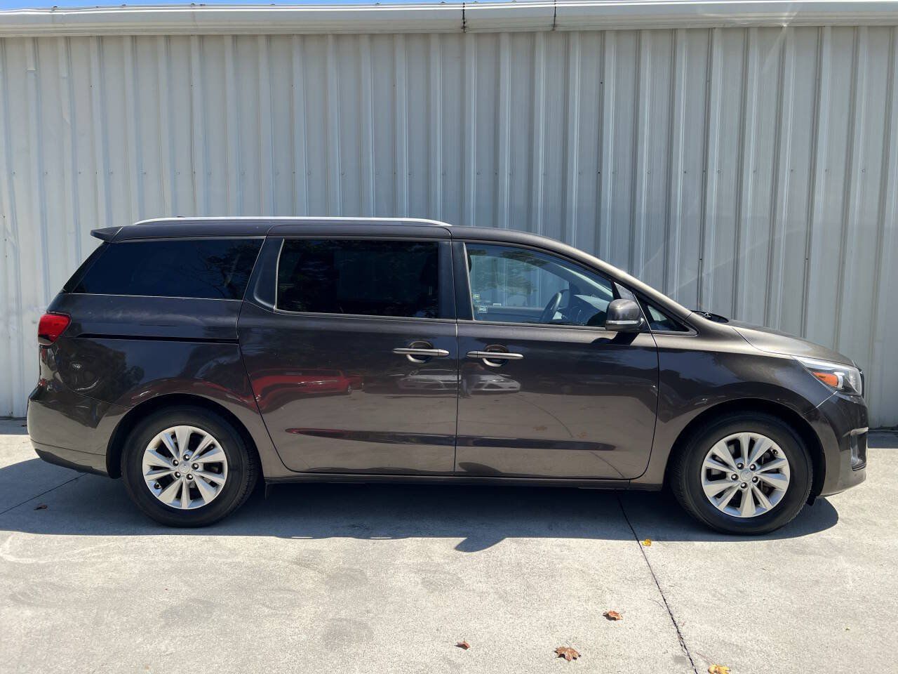 Used 2016 Kia Sedona LX w/ LX Convenience Package FWD image 2