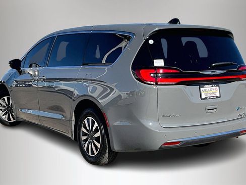 Used 2025 Chrysler Pacifica Select image 4