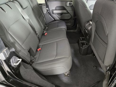 Used 2019 Jeep Wrangler Unlimited Sahara image 18