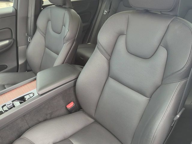 Used 2023 Volvo XC60 B5 Plus w/ Climate Package FWD image 20