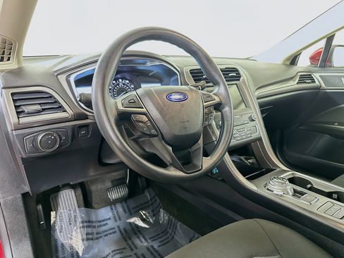Used 2020 Ford Fusion SE image 9