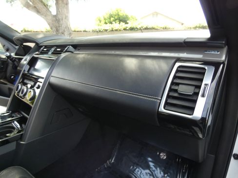 Used 2020 Land Rover Discovery HSE Luxury image 34