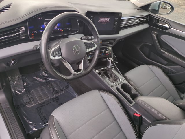 Used 2025 Volkswagen Jetta SE FWD image 10