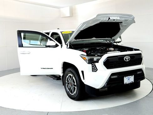Used 2024 Toyota Tacoma TRD Sport w/ TRD Sport Premium Package AWD/4WD image 9
