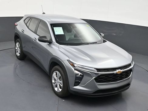 Used 2025 Chevrolet Trax LS FWD image 18