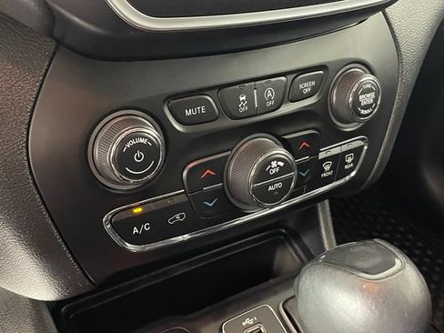 Used 2019 Jeep Cherokee Trailhawk AWD/4WD image 9