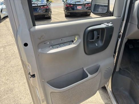Used 1998 GMC Savana 1500 Passenger w/ Marketing Option Pkg 4 RWD image 11