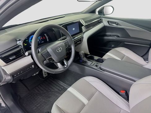 Used 2025 Toyota Camry SE image 10
