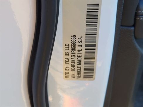 Used 2024 Jeep Grand Cherokee L Laredo image 16