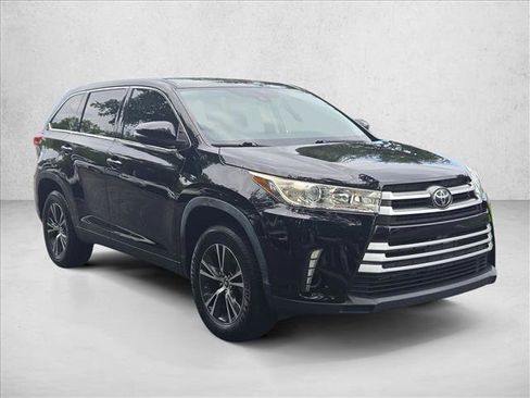 Used 2019 Toyota Highlander LE FWD image 3