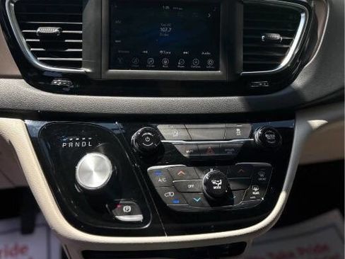 Used 2020 Chrysler Voyager LX image 10