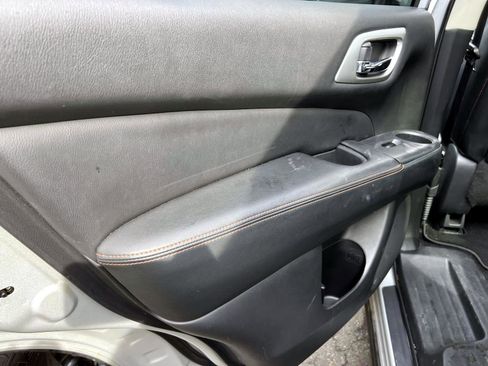 Used 2020 Nissan Pathfinder SL AWD/4WD image 10