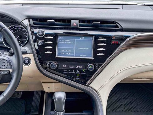 Used 2018 Toyota Camry XLE image 12