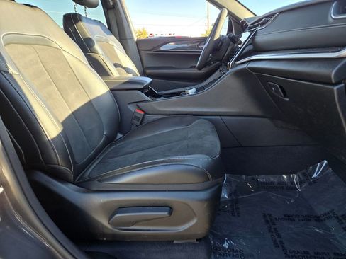 Used 2023 Jeep Grand Cherokee L Laredo image 16