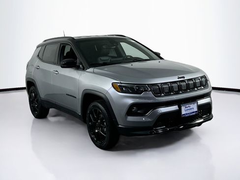 Used 2022 Jeep Compass Latitude w/ Convenience Group AWD/4WD image 3