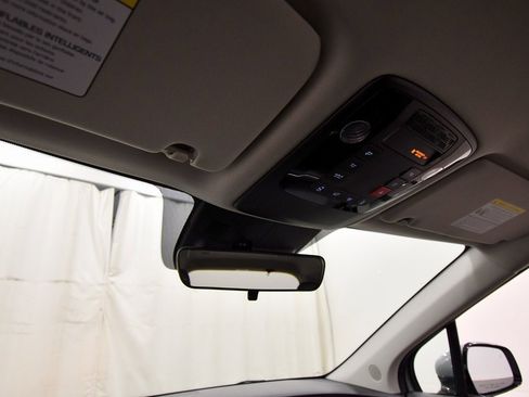 Certified 2025 Kia Carnival EX image 28