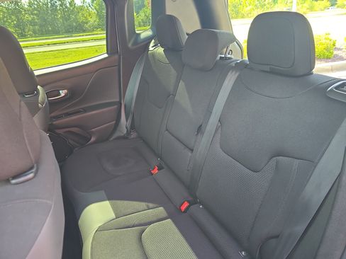 Used 2018 Jeep Renegade Altitude w/ Cold Weather Group FWD image 13