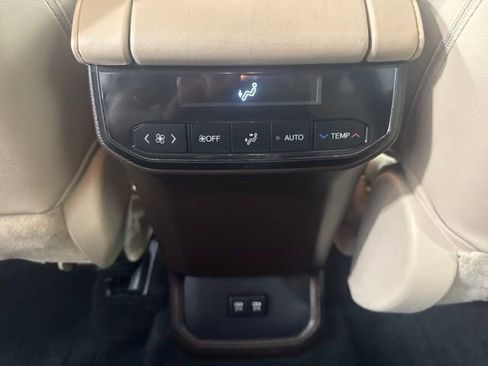 Used 2021 Toyota Highlander XLE AWD/4WD image 22
