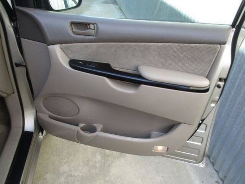Used 2005 Toyota Sienna LE w/ LE Pkg 1 FWD image 18