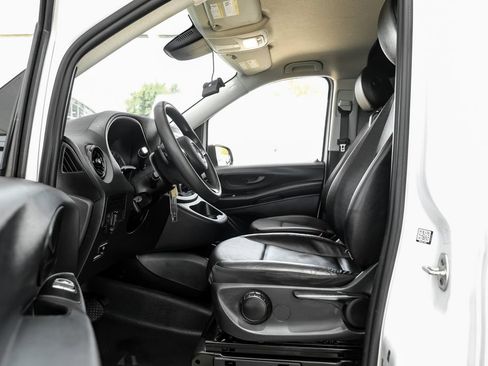 Used 2023 Mercedes-Benz Metris image 3