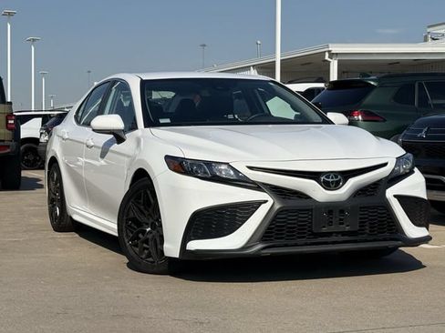 Used 2023 Toyota Camry SE FWD image 2