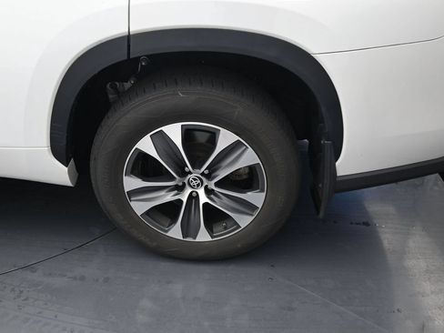 Used 2022 Toyota Highlander XLE AWD/4WD image 15