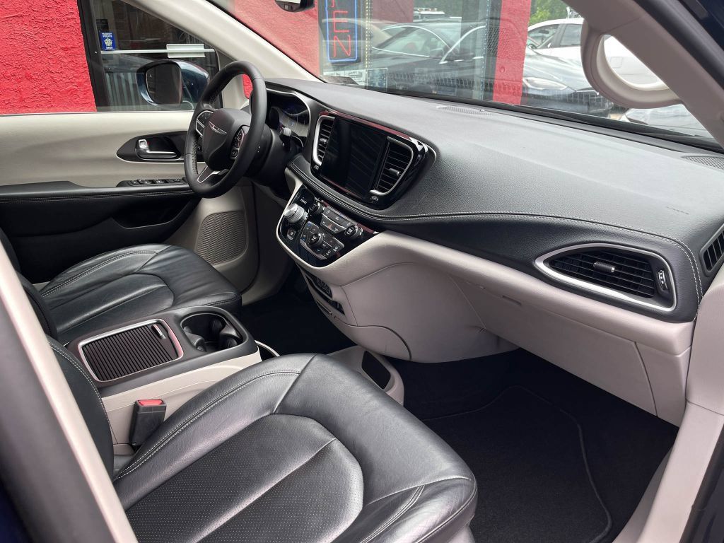 Used 2022 Chrysler Pacifica Touring-L FWD image 30