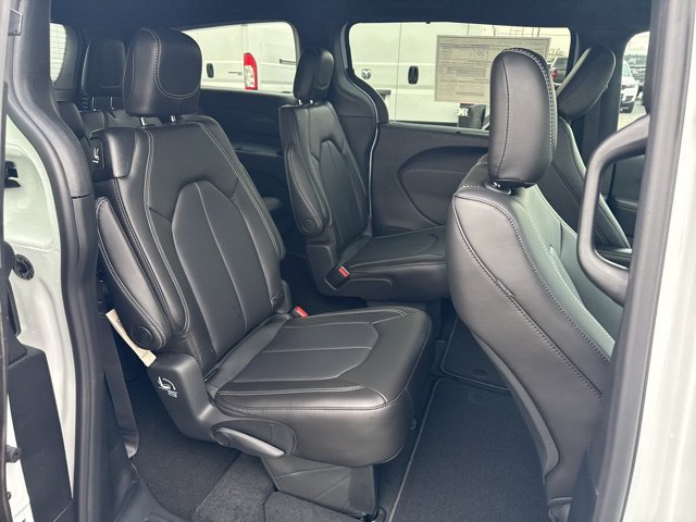 New 2026 Chrysler Pacifica Select AWD/4WD image 15