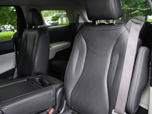Used 2024 Kia Carnival LX FWD image 15
