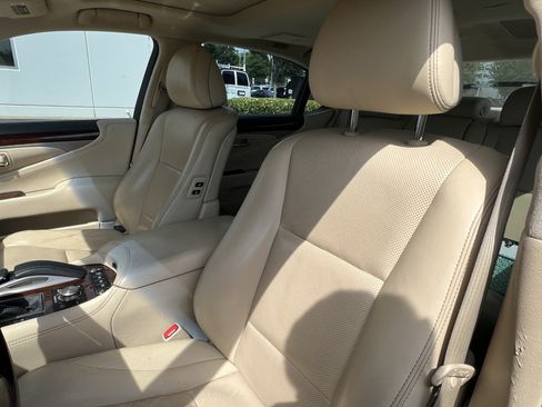 Used 2017 Lexus LS 460 L w/ Ultra Luxury Package RWD image 16