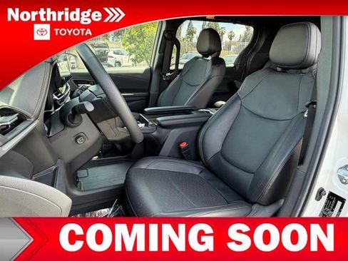 Certified 2025 Toyota Sienna Platinum image 6