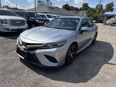 Used 2019 Toyota Camry SE FWD image 3