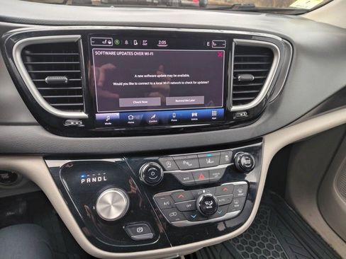 Used 2022 Chrysler Pacifica Touring-L image 23