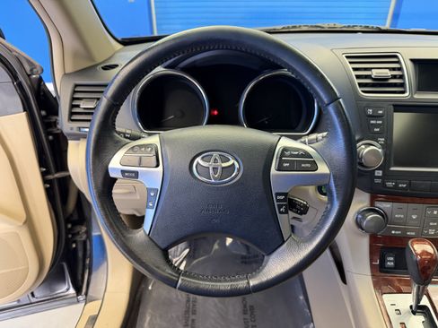 Used 2012 Toyota Highlander Limited w/ Tow Pkg AWD/4WD image 16
