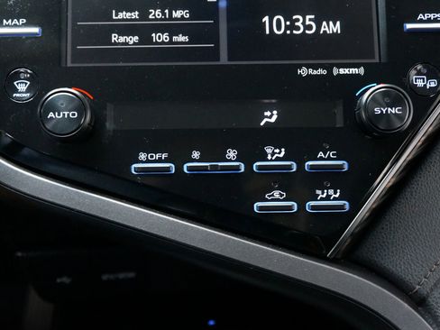 Used 2020 Toyota Camry XLE image 16