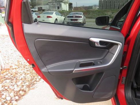 Used 2015 Volvo XC60 T6 R-Design image 31