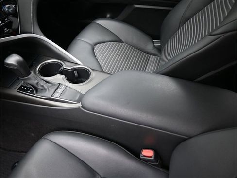 Used 2022 Toyota Camry SE image 19