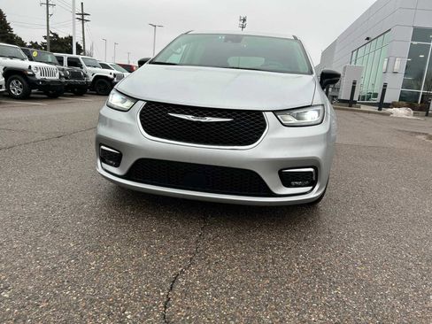 Certified 2024 Chrysler Pacifica Touring-L image 2