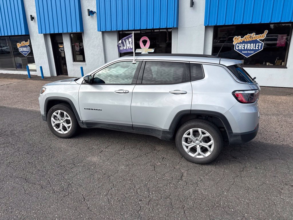 Used 2024 Jeep Compass Latitude AWD/4WD image 16