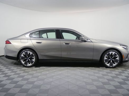 Certified 2025 BMW 530i image 2