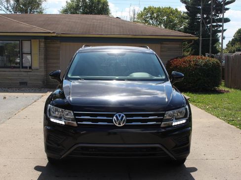 Used 2019 Volkswagen Tiguan SE w/ Panoramic Sunroof Package AWD/4WD image 3