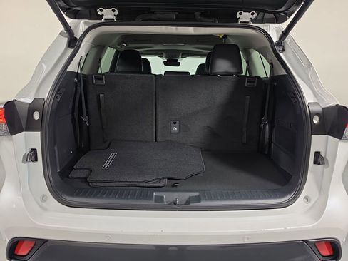 Used 2024 Toyota Highlander Limited FWD image 30