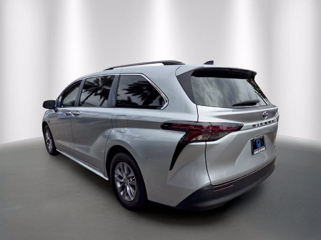 Used 2024 Toyota Sienna LE FWD image 5